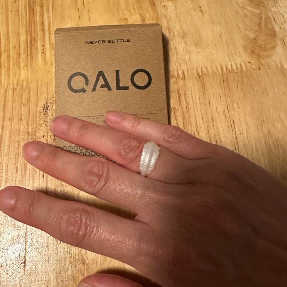 QALO Women’s Pearl Serene Ring - Size 4 - Picture 2 of 3